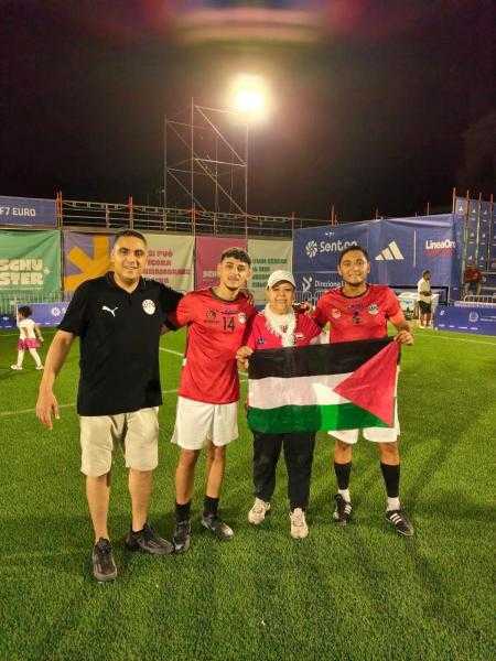 الجالية المصرية تحتفل بالفوز بكأس الجاليات الأجنبية فى إيطاليا برفع العلم الفلسطيني