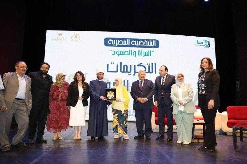 وزير الأوقاف يكرم الدكتورة آمال إسماعيل خلال فعاليات صالون ”الشخصية المصرية”