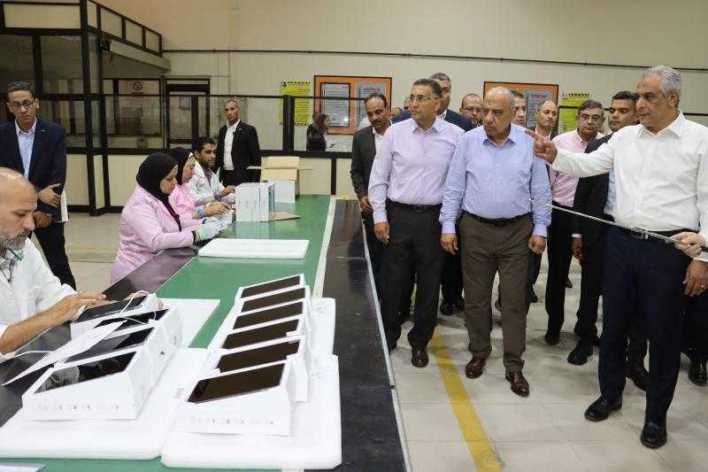 وزير الدولة للإنتاج الحربي يستقبل وزير الكهرباء والطاقة المتجددة ومحافظ القليوبية ” في بها للصناعات الإلكترونية ”
