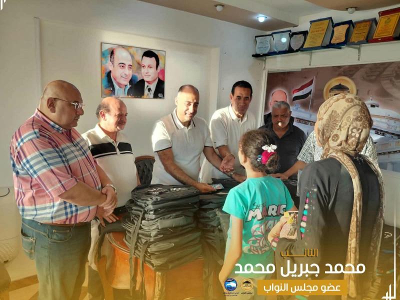 جبريل خلال توزيع شنط المدارس