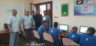 رئيس الجهاز الإدارى لمنطقة قويسنا الصناعية في مدرسة مياه الشرب والصرف الصحي بالمنطقة