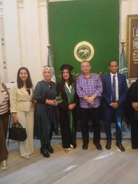 الدبلوماسية نجاة امرابي تحصل علي الدكتوراة في الدراسات الاعلامية بمرتية الشرف الاولي