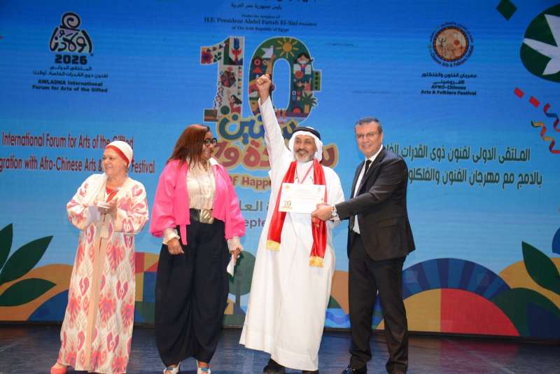 عمر عيسى بوهيله خلال استلام الجائزة