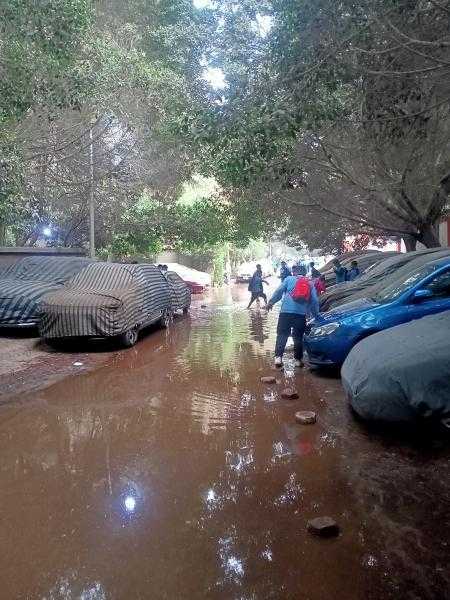 كسر مفاجأ بماسورة مياه رئيسية يغرق الشوارع بالمعادي وتحرك عاجل من شركة المياه للسيطرة على العطل